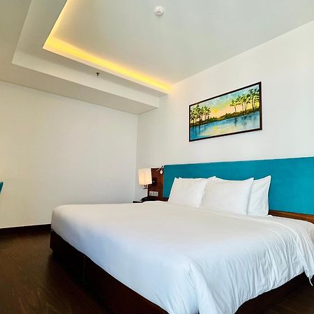 Maximilan Danang Beach Hotel Экстерьер фото