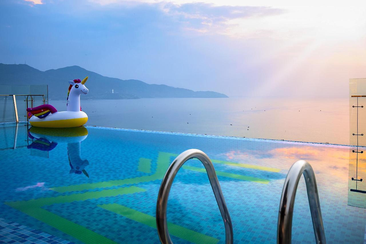 Maximilan Danang Beach Hotel Экстерьер фото