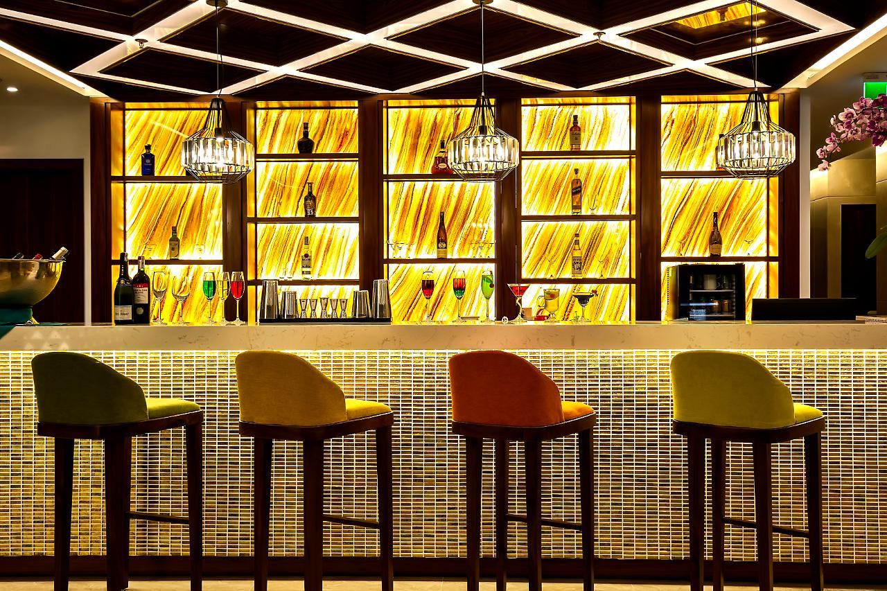 Maximilan Danang Beach Hotel Экстерьер фото