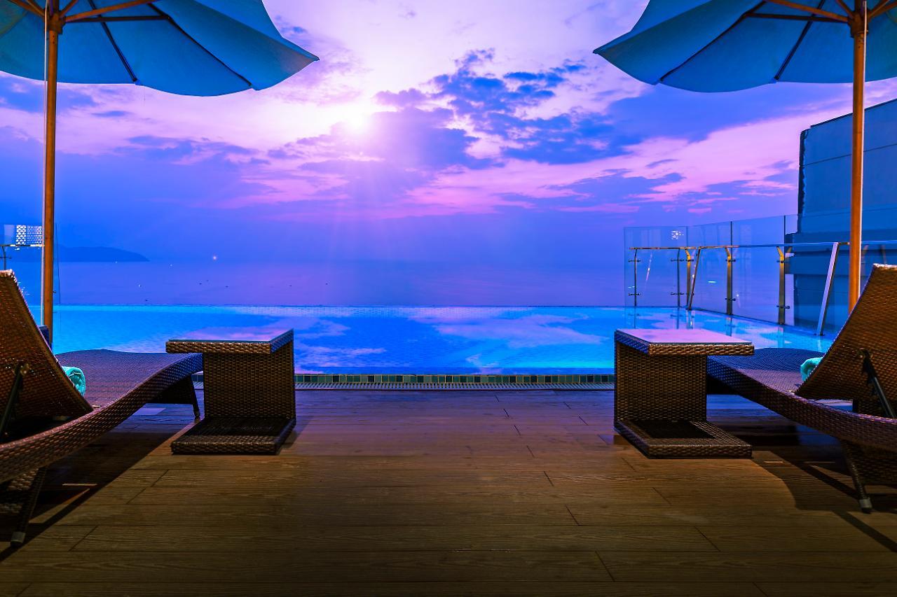 Maximilan Danang Beach Hotel Экстерьер фото