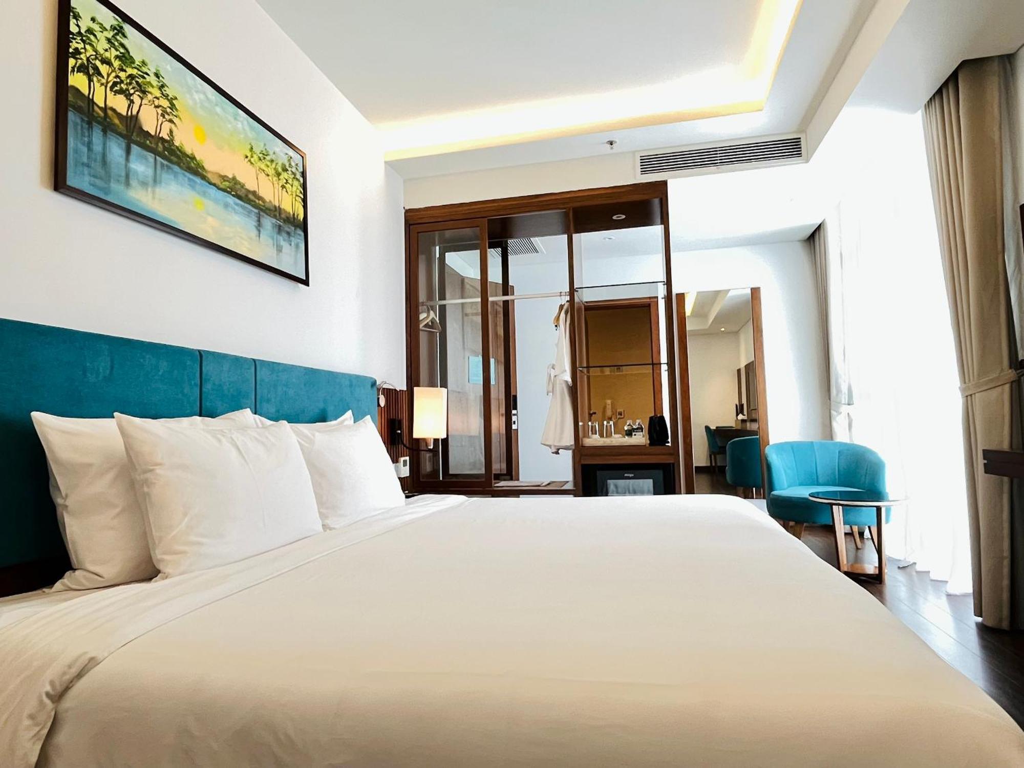 Maximilan Danang Beach Hotel Экстерьер фото