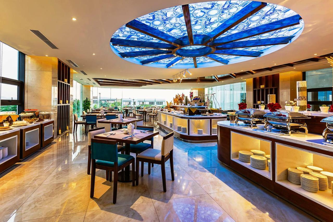 Maximilan Danang Beach Hotel Экстерьер фото