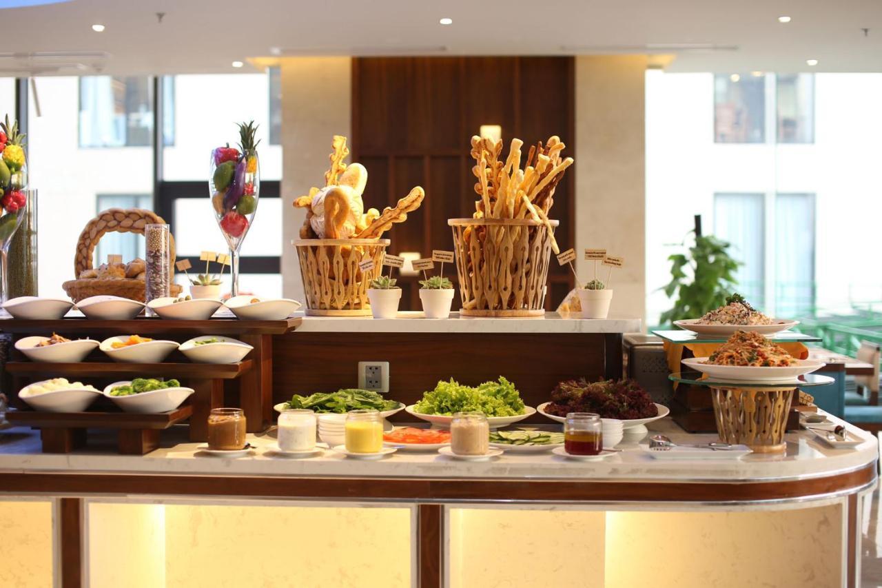 Maximilan Danang Beach Hotel Экстерьер фото